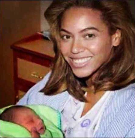 Baby on Holding Baby Blue Ivy Carter Surface Beyonce Baby     24hourhiphop